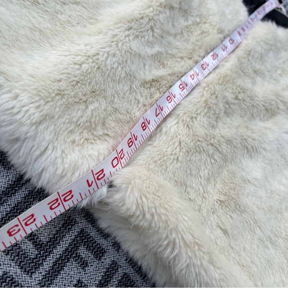 H&M Faux Fur Snap Front Vest - Ivory/Cream - 10/11Y - Picture 8 of 12